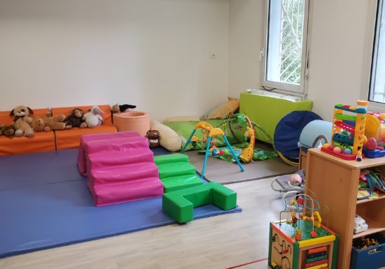 Vous voyez les enfants ramper, courir, sauter...