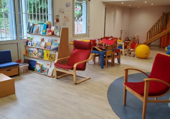 Vous voyez les enfants lire... et les accompagnants sont là aussi; ils dioscutent entre eux et/ou avec les accueillants...