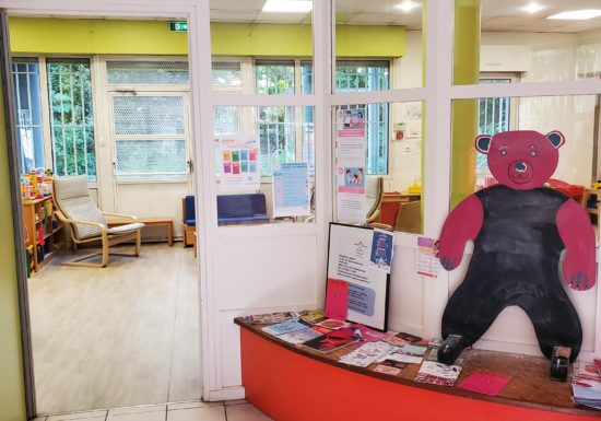 sur l'ours, les prénoms des enfants sont écrits